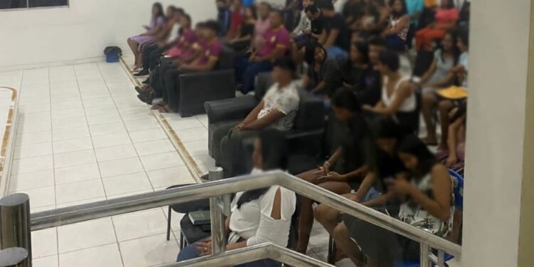 Polícia Federal realiza abordagem em suposta reunião para compra de votos de adolescentes no Amazonas