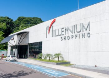 Músicos locais agitam a praça de alimentação do Millennium Shopping