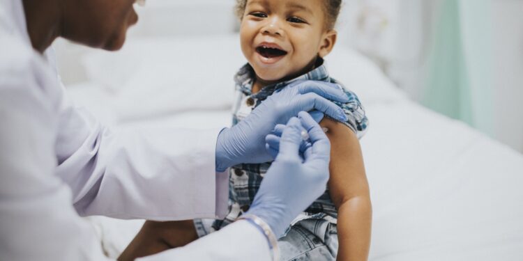 Poliomielite: “a vacinação é a forma mais segura e eficiente de combater a doença”, alerta infectologista