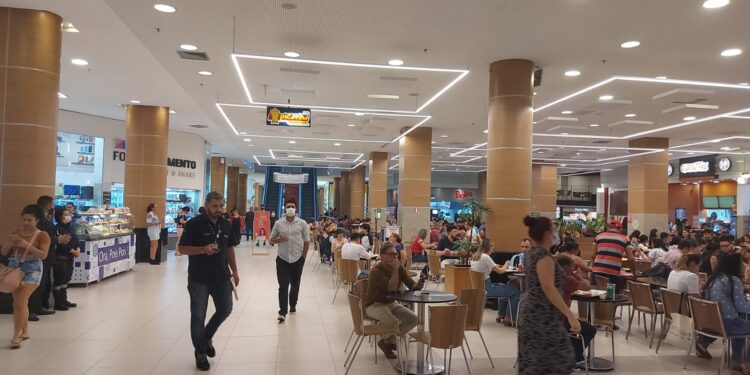 Ação Manaus Invisível arrecada alimentos, produtos de higiene, roupas e sapatos