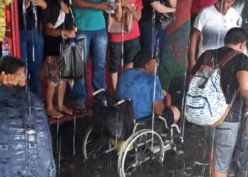 Vídeo: Ruas do Centro alagam durante forte temporal nesta segunda-feira (12/09)