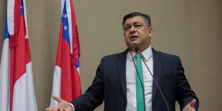 Governo Wilson Lima gastou quase R$ 1,5 milhão para comprar papel higiênico para 506 funcionário, denuncia deputado