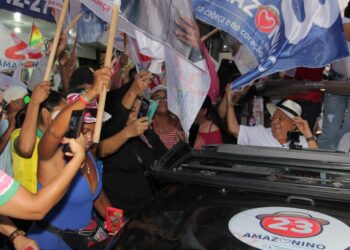 Amazonino faz ‘jipada’ na zona Oeste de Manaus e acompanha mega bandeiraço do 23