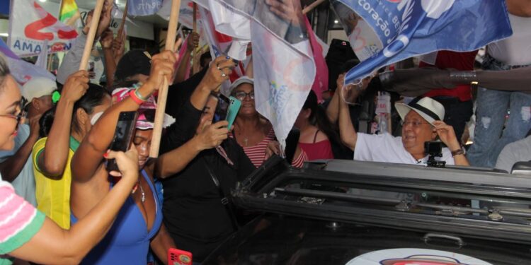 Amazonino faz ‘jipada’ na zona Oeste de Manaus e acompanha mega bandeiraço do 23