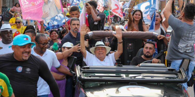 Em ‘jipada’ emocionante, Amazonino é ovacionado por moradores do  bairro Mutirão