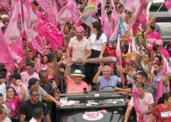 Amazonino tem recepção histórica de moradores de Educandos dois dias antes da eleição