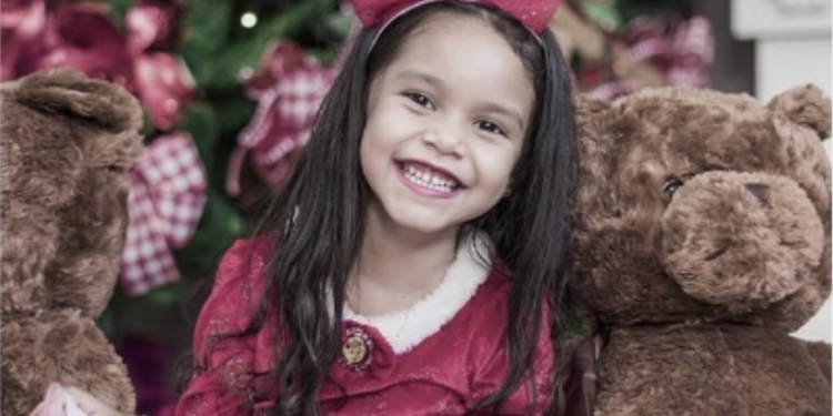 Filha de influenciadora digital, que esperou por leito de UTI no Amazonas, morre aos 5 anos de idade