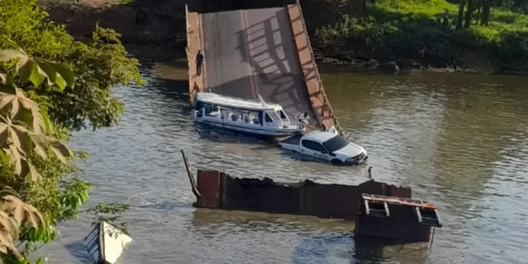 Veículos caem no rio após ponte desabar na BR-319, no AM; três pessoas morreram