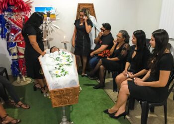 Estudantes simulam velório com direito a banquete e ‘morto fake’ em curso