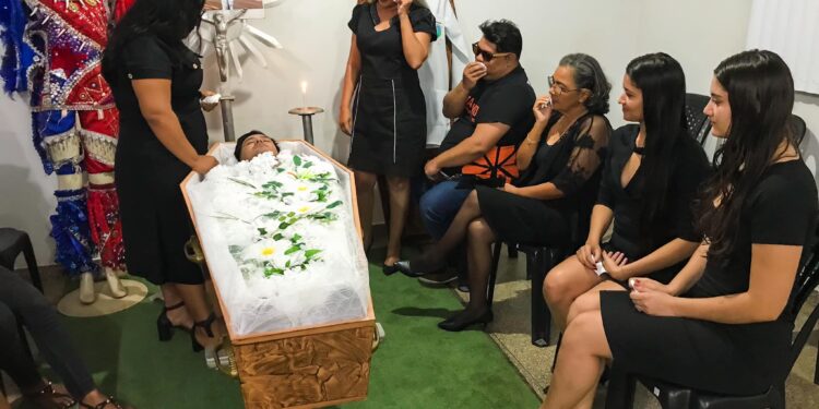 Estudantes simulam velório com direito a banquete e ‘morto fake’ em curso