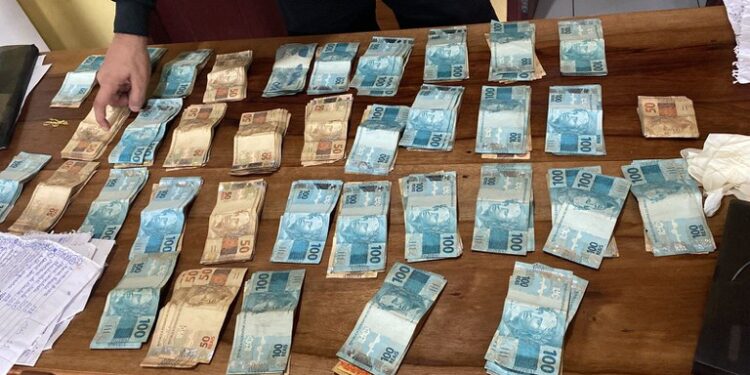 Comerciantes são investigados por reter cartões do Auxílio Brasil em troca de empréstimos