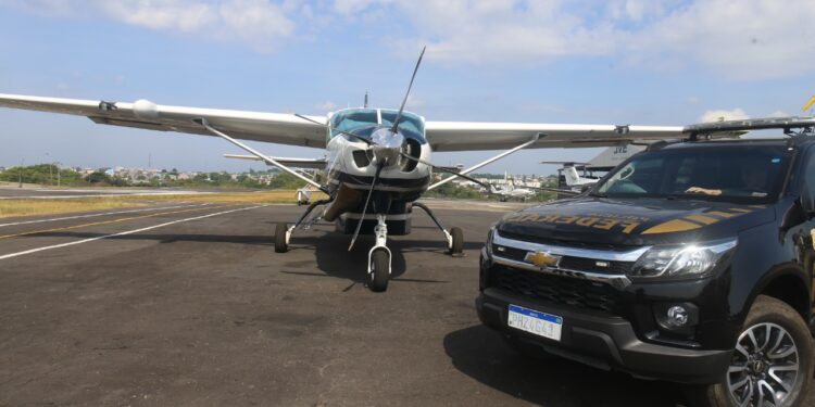 PF apreende 38 cheques e contratos suspeitos de campanha de candidato ao Governo do Amazonas