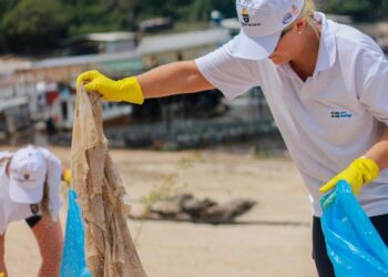 Embaixadora da Suécia participa de ação ambiental em igarapé de Manaus
