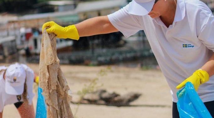 Embaixadora da Suécia participa de ação ambiental em igarapé de Manaus
