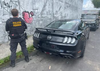 Veículo de luxo é abandonado ao lado da sede da PF; carro pertencia a líder de grupo criminoso