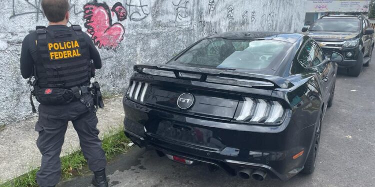 Veículo de luxo é abandonado ao lado da sede da PF; carro pertencia a líder de grupo criminoso