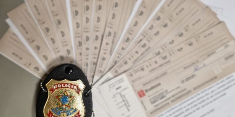 Com ex-vereador, PF apreende cheques e contratos suspeitos destinados à campanha de candidato ao Governo