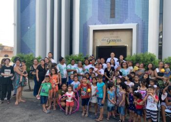 Acadêmicos da FMF Wyden realizam ação social para crianças e mães em Manaus