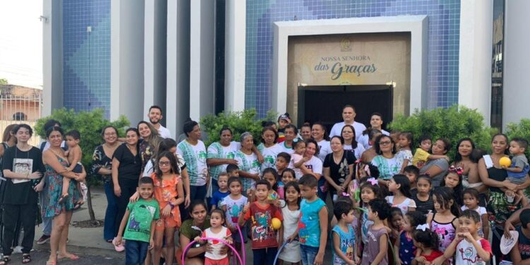 Acadêmicos da FMF Wyden realizam ação social para crianças e mães em Manaus