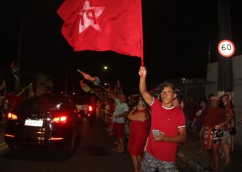 Manauaras saem às ruas para comemorar vitória de Lula