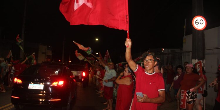 Manauaras saem às ruas para comemorar vitória de Lula