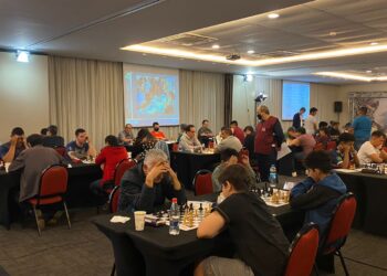 Iniciantes e grandes mestres se enfrentam no campeonato internacional de xadrez