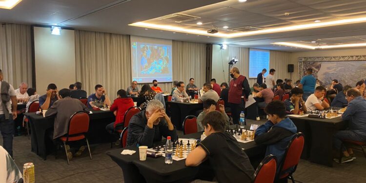 Iniciantes e grandes mestres se enfrentam no campeonato internacional de xadrez