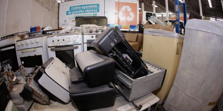 Prefeitura de Manaus e Abree realizam drive-thru de eletroeletrônico e eletrodomésticos pós-consumo