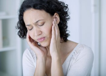 Novembro Laranja alerta para a saúde auditiva