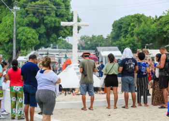 Mais de 500 mil pessoas passaram pelos cemitérios de Manaus no Dia de Finados