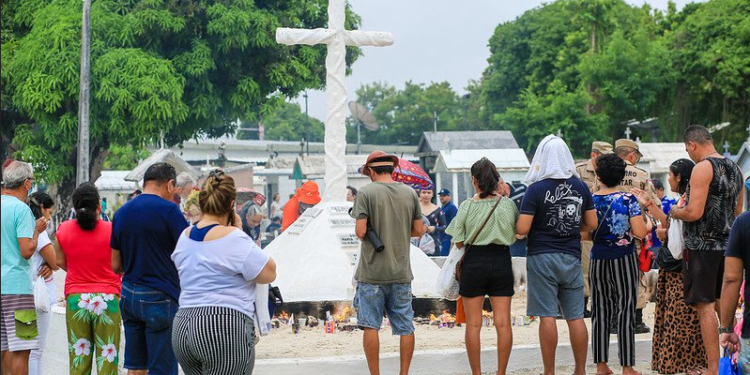 Mais de 500 mil pessoas passaram pelos cemitérios de Manaus no Dia de Finados