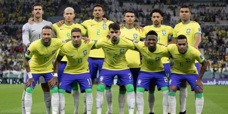 Neymar e Danilo não jogam mais pela Seleção Brasileira na primeira fase da Copa