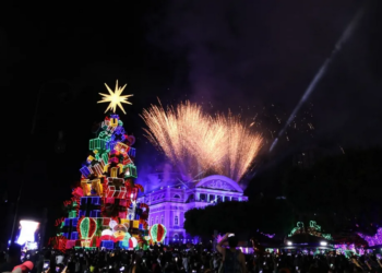 Programação ‘O mundo encantado do Natal’ é inaugurada com árvore de 30 metros