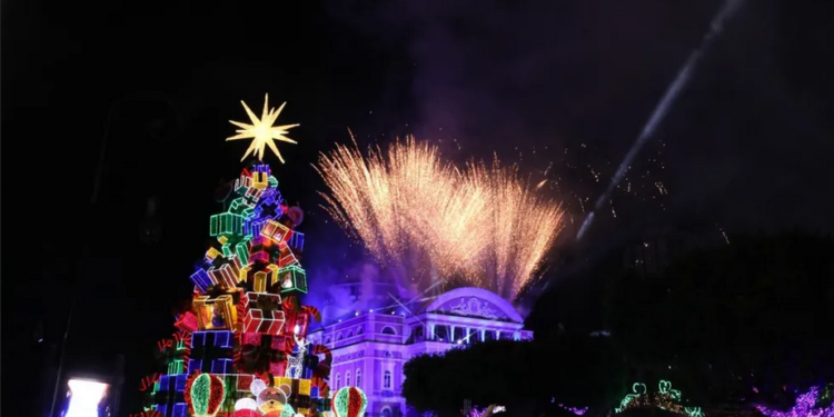 Programação ‘O mundo encantado do Natal’ é inaugurada com árvore de 30 metros