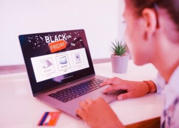 67% dos brasileiros têm medo de cair em fraudes durante as compras na Black Friday