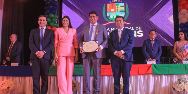 Câmara de Parintins concede honraria a prefeito Bi Garcia e título de cidadania parintinense a Mayra Dias