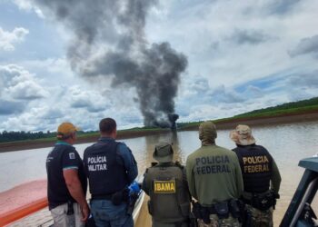 Policia Federal destrói balsa de garimpo ilegal no Médio Juruá