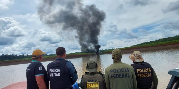 Policia Federal destrói balsa de garimpo ilegal no Médio Juruá