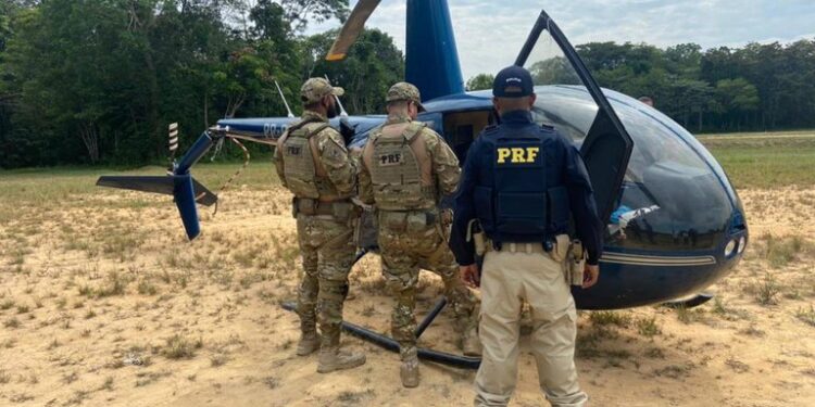 PRF apreende mais de 230 kg de drogas em helicóptero abandonado na BR-174