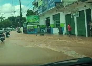 Tubulação se rompe e bairros de Manaus ficam sem água