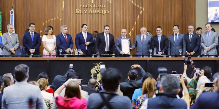 Presidente do TCE-AM recebe Medalha Ruy Araújo concedida pela Aleam