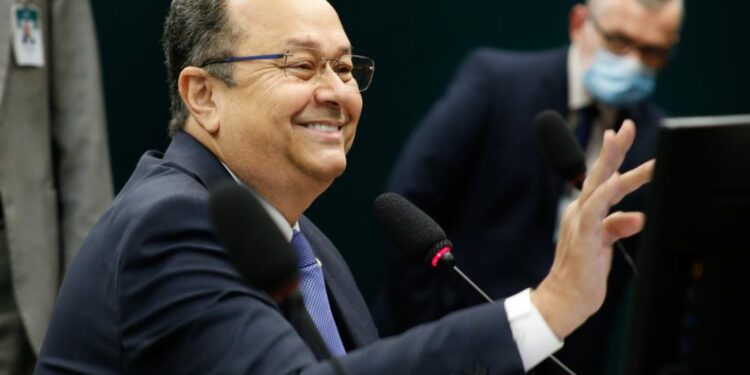 Rachadinha: Pedido de vista suspende julgamento de Silas Câmara no STF