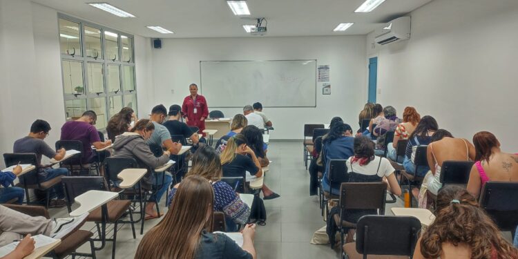 Fametro e Faculdade Santa Teresa oferecem 10 mil bolsas de estudos