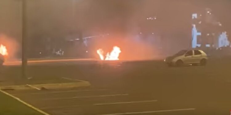 Bolsonaristas incendeiam carros e tentam invadir sede da PF em Brasília