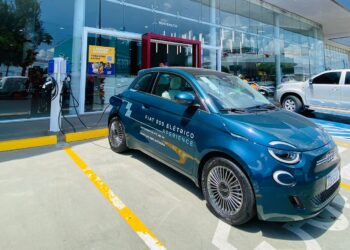 Fiat 500 elétrico alia mobilidade sustentável e tecnologia