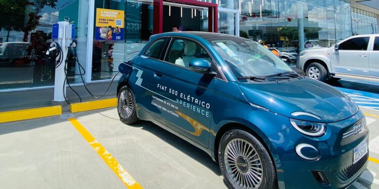 Fiat 500 elétrico alia mobilidade sustentável e tecnologia