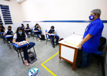 Governo do Estado vai pagar até R$ 17,9 mil do Fundeb a profissionais da educação