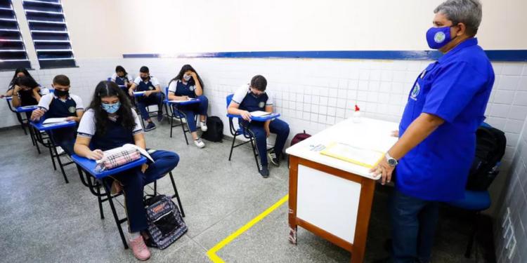 Governo do Estado vai pagar até R$ 17,9 mil do Fundeb a profissionais da educação