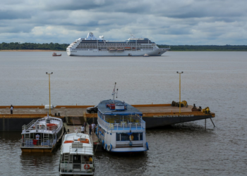 Navio de cruzeiro chega a Manaus com mais de 2 mil turistas