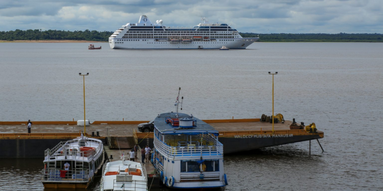 Navio de cruzeiro chega a Manaus com mais de 2 mil turistas